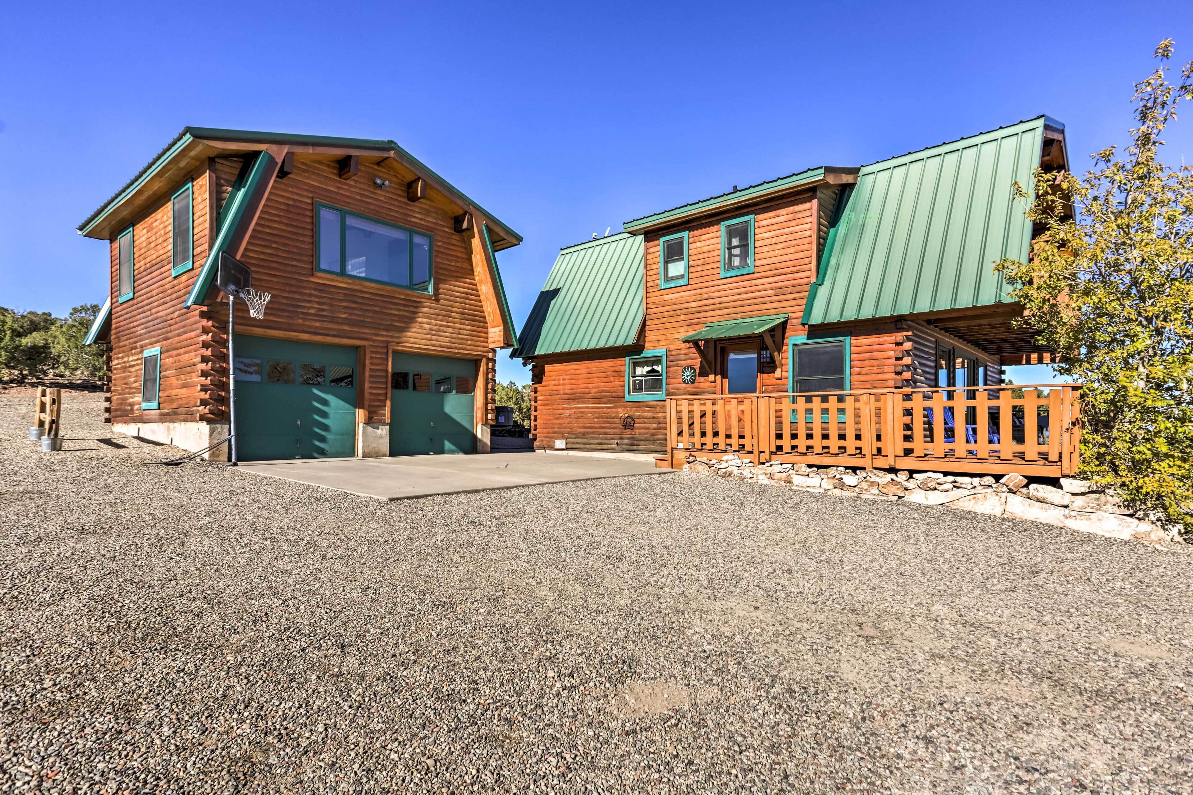 Great Views! Hot Tub & Minutes to Biking & Hiking!