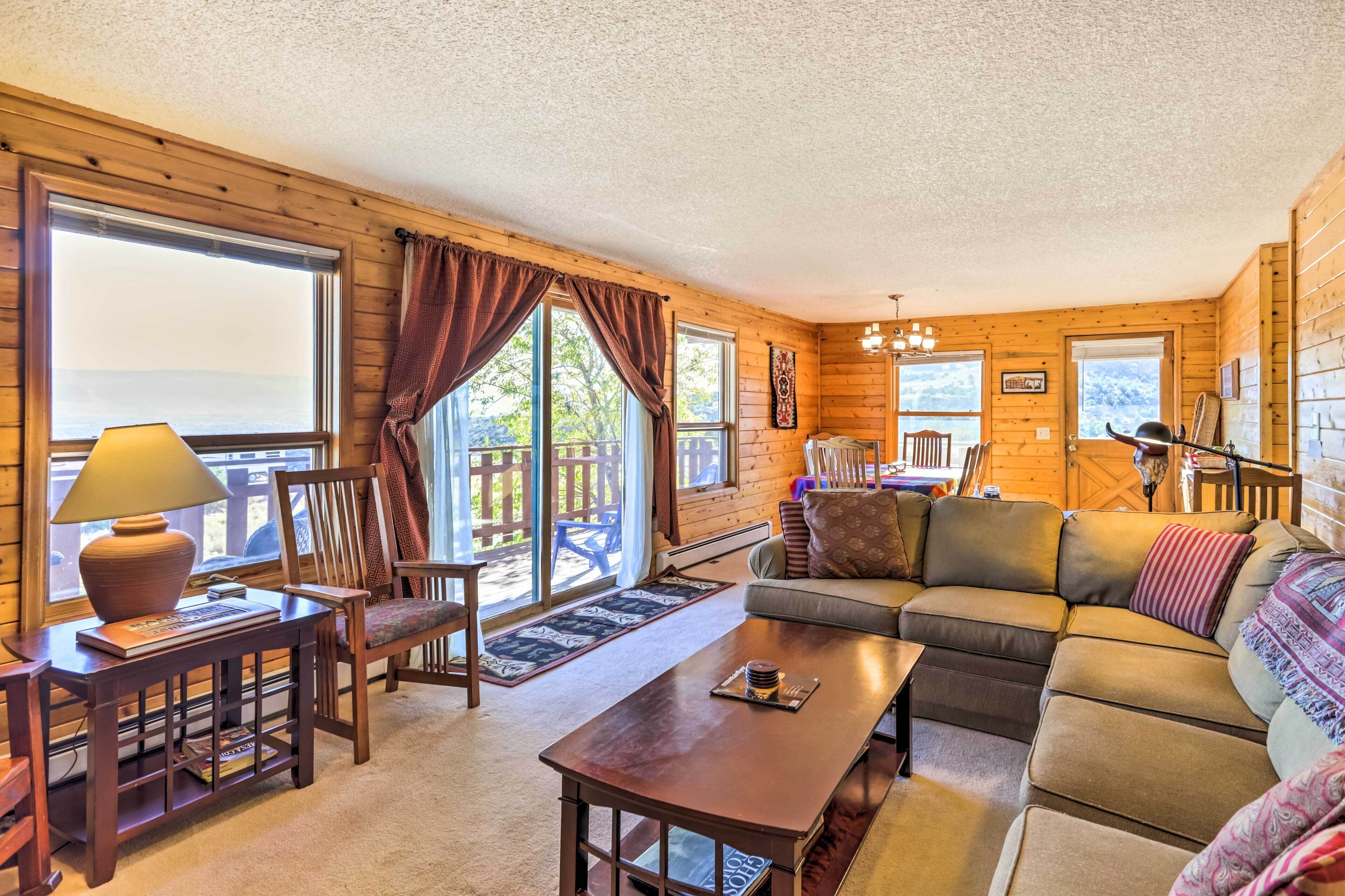 Great Views! Hot Tub & Minutes to Biking & Hiking!