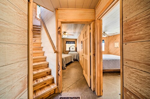 Rustic Iowa Cabin: 10 Mi to Maquoketa Caves