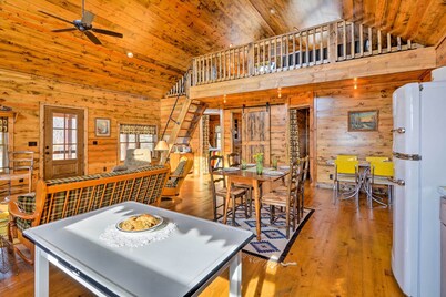 Greenfield Cabin w/ Screened-in Porch & Fire Pit!
