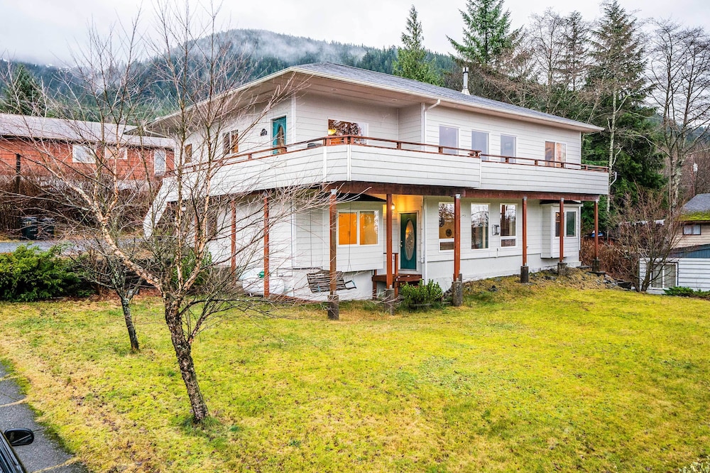 Ketchikan Home W/bay Views, ½ Mi to Hiking Trails!