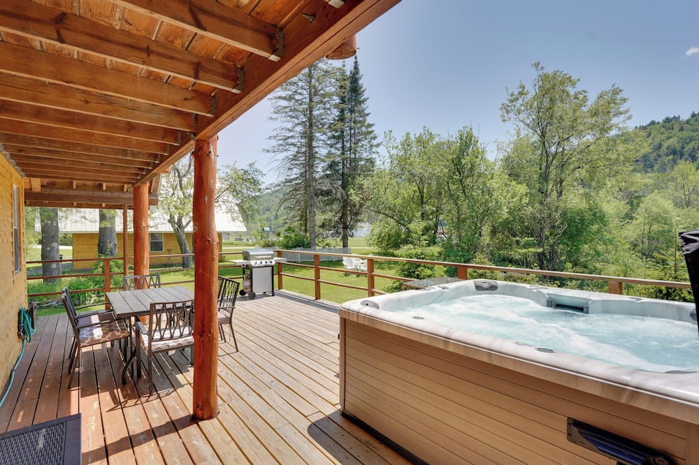 Killington Area Escape w/ Deck, Views & Hot Tub! - Royalton, VT