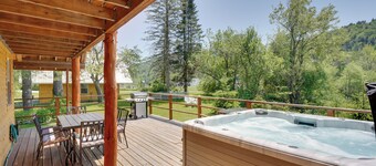 Killington Area Escape w/ Deck, Views & Hot Tub!