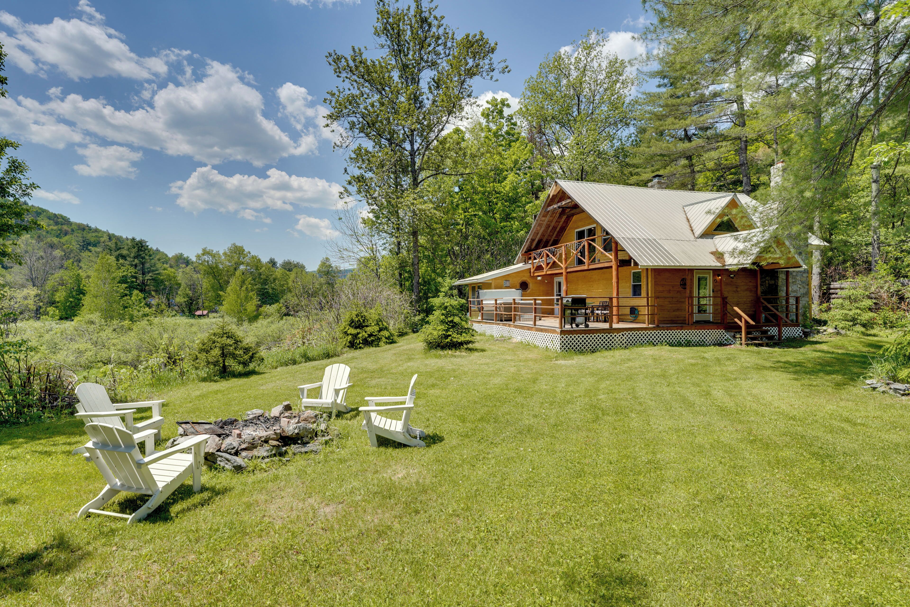 Killington Area Escape w/ Deck & Private Hot Tub!