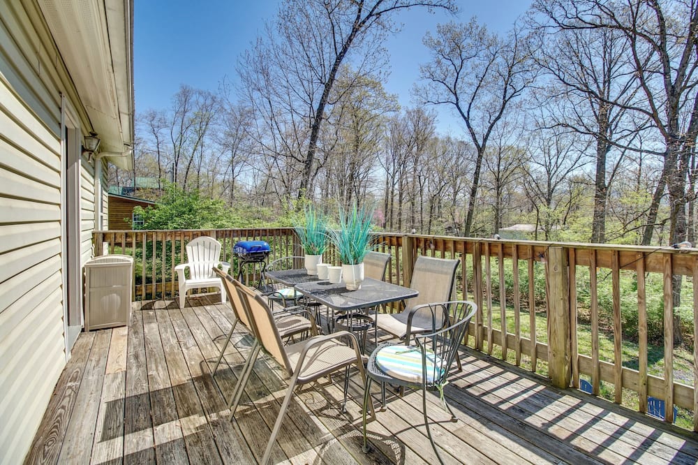 Homey Luray Cabin w/ Fire Pit & Deck! - Luray, VA