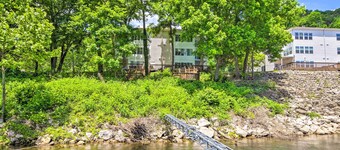 Sunroom, Fireplace: Lakefront Branson Condo