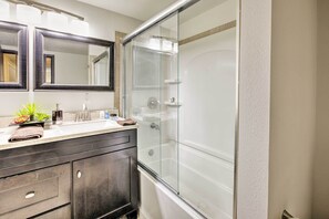 Interior - Lakefront Fairbanks Unit, 1 Mile to Pioneer Park! (Fairbanks)