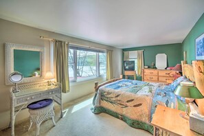 4 bedrooms, iron/ironing board, bed sheets - Waterfront Lake Pleasant Getaway w/ Kayaks, Grill! (Lake Pleasant)