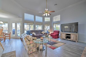 House (3 Bedrooms) | Interior - Lakefront Getaway w/ Boat Dock, Canoe, Grill! (Granbury)