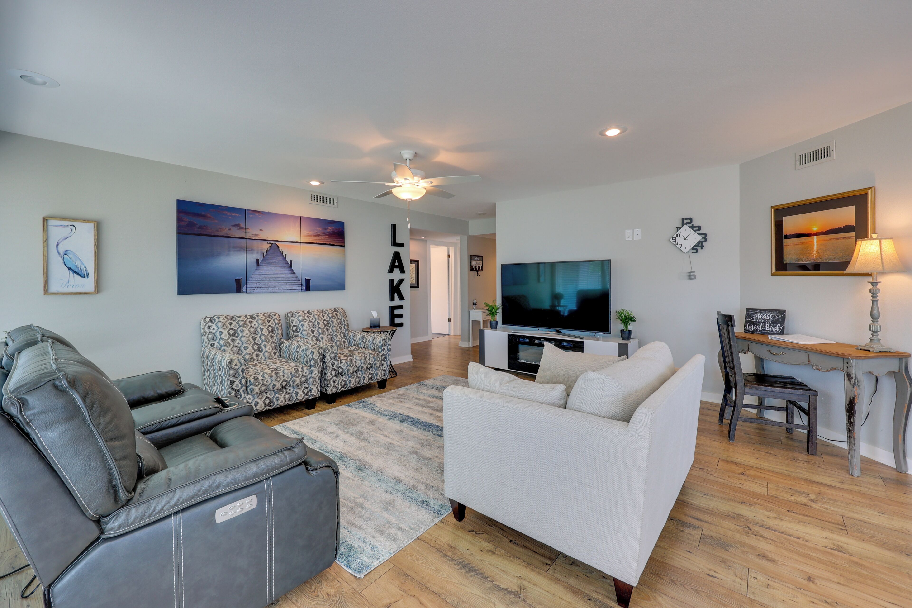 Apartment (2 Bedrooms) | Living area | Fireplace