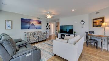 Apartment (2 Bedrooms) | Living area | Fireplace