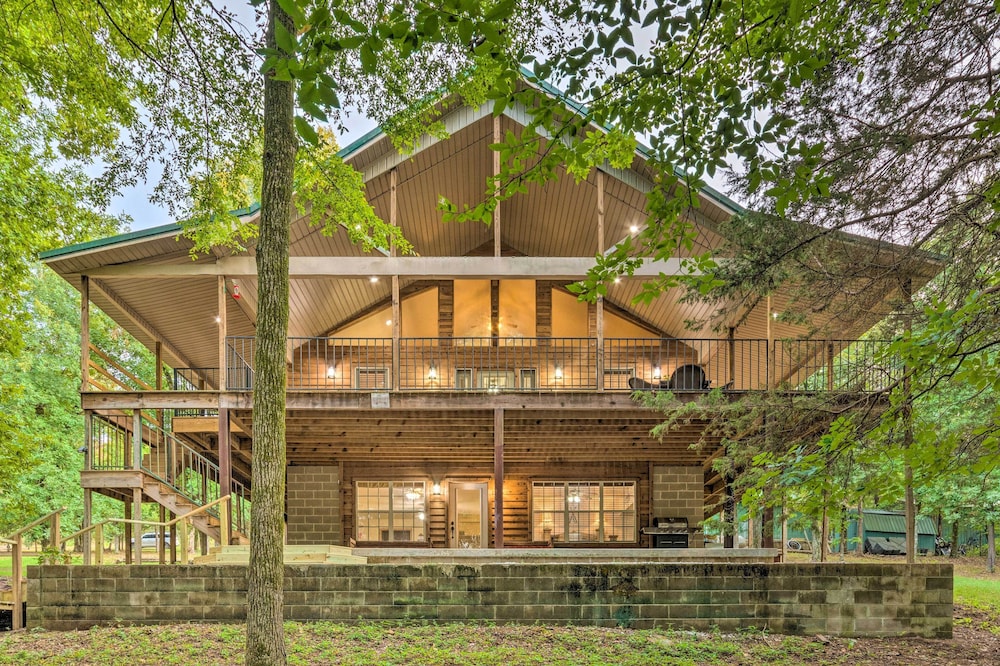 Lakefront Hideaway in Scranton: Spacious Deck