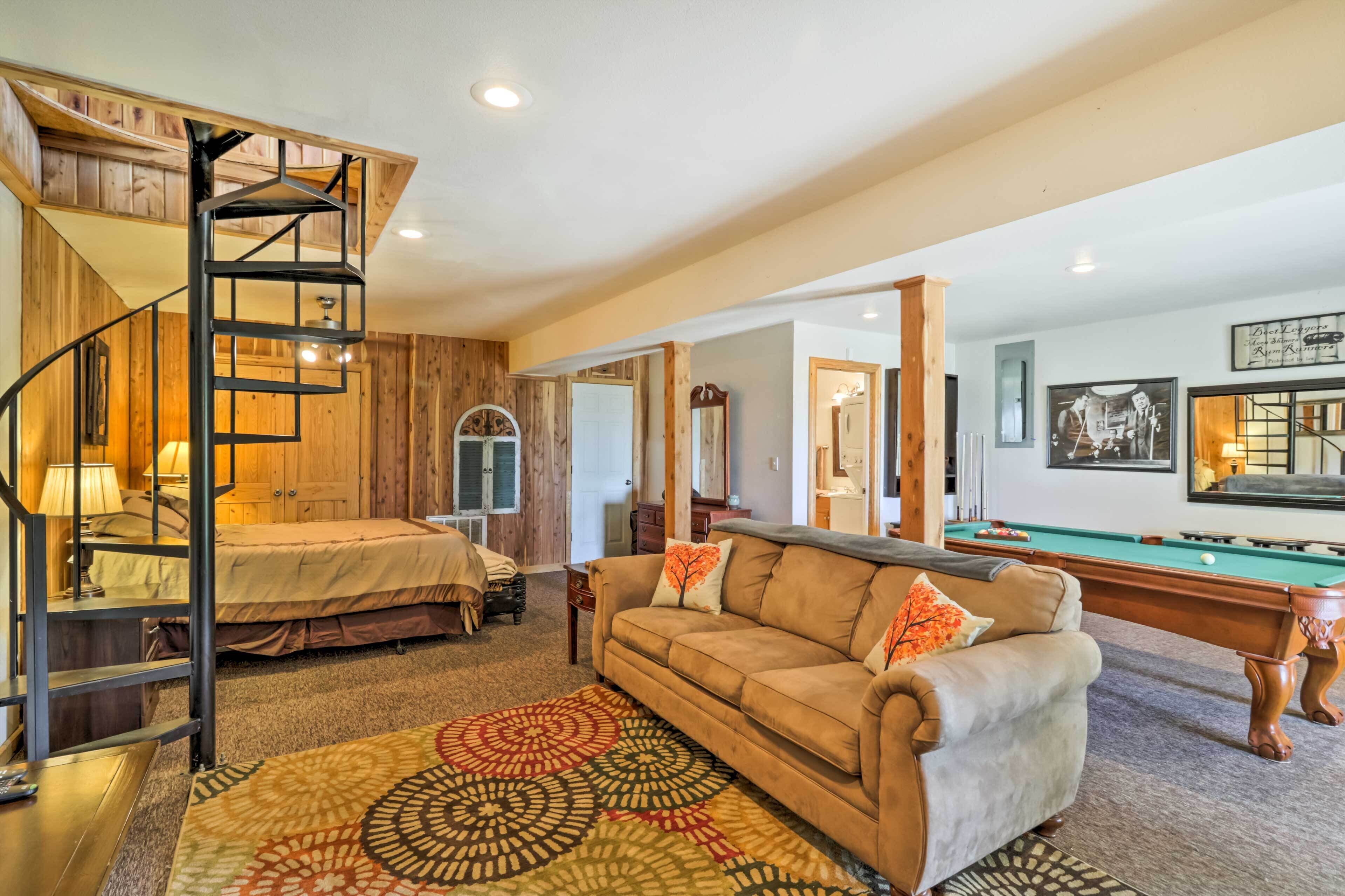 Rustic Lamar Cabin w/ Deck & Private Hot Tub