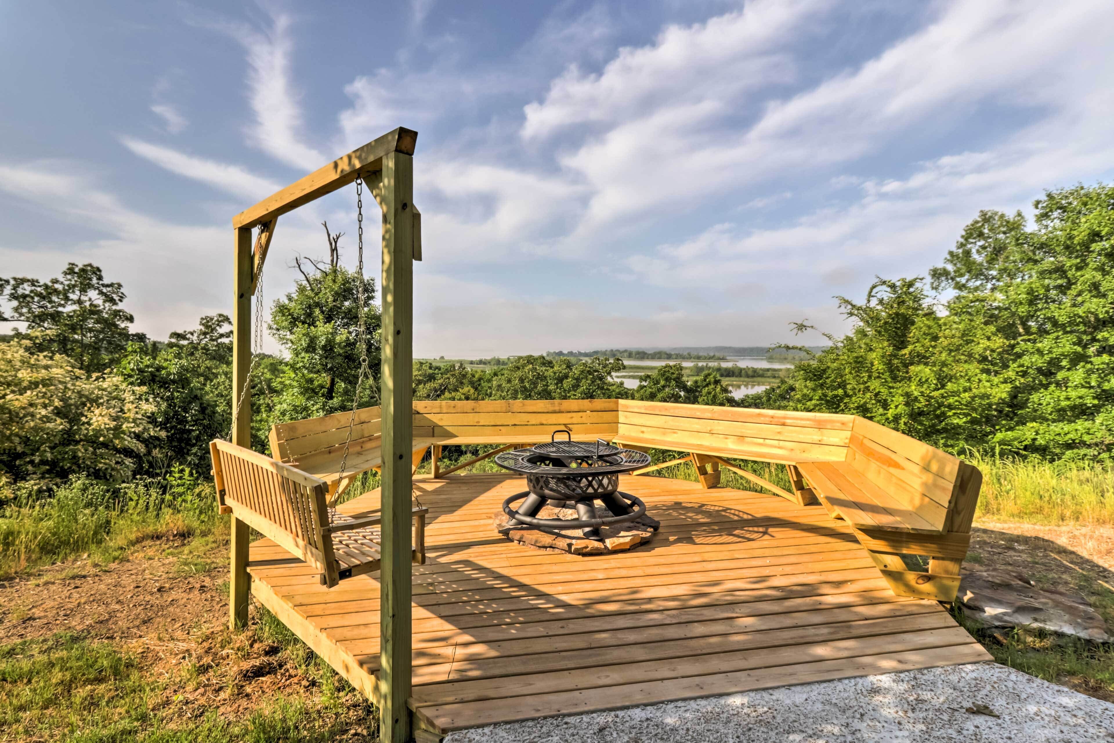 Rustic Lamar Cabin w/ Deck & Private Hot Tub