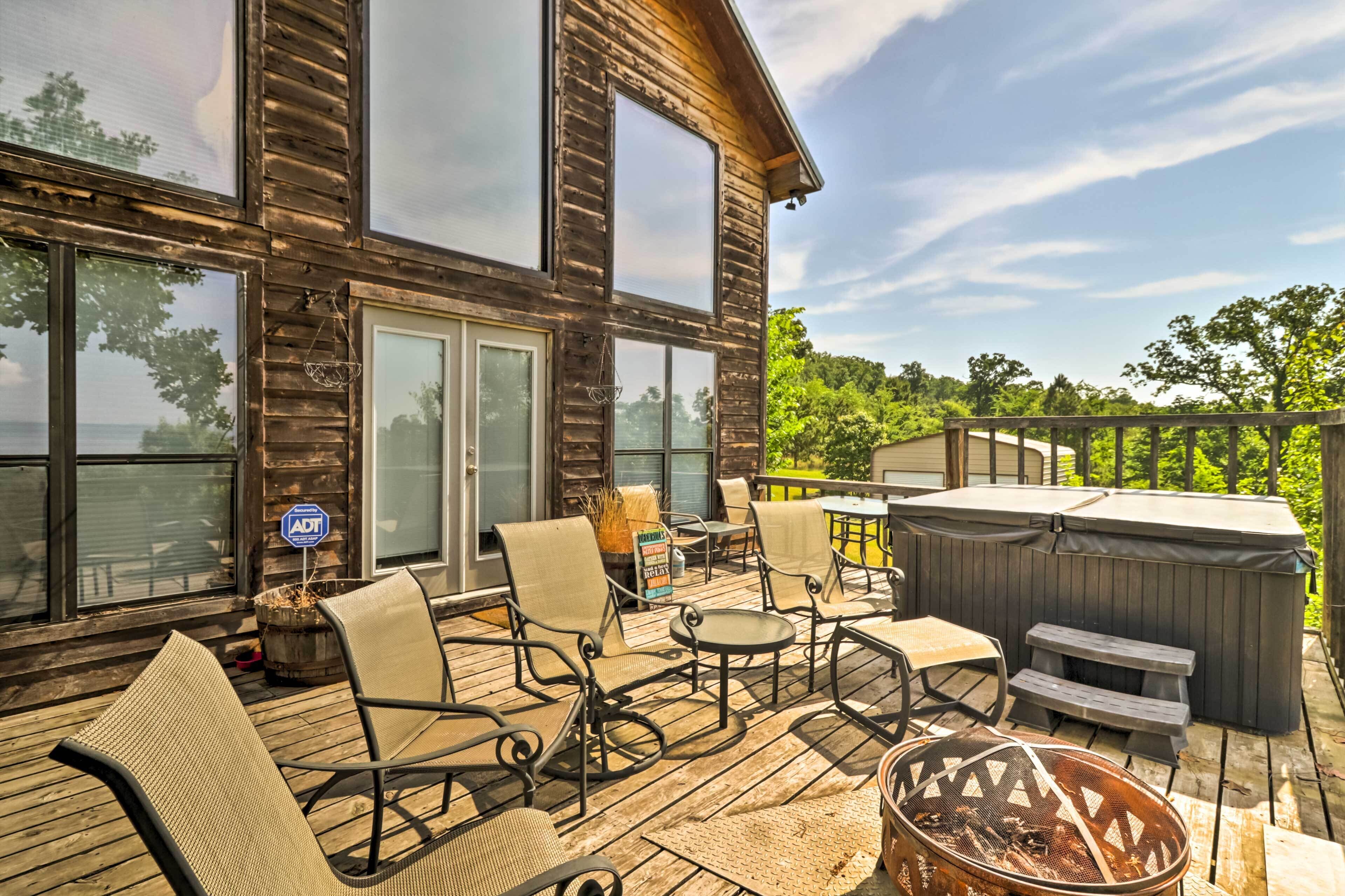 Rustic Lamar Cabin w/ Deck & Private Hot Tub