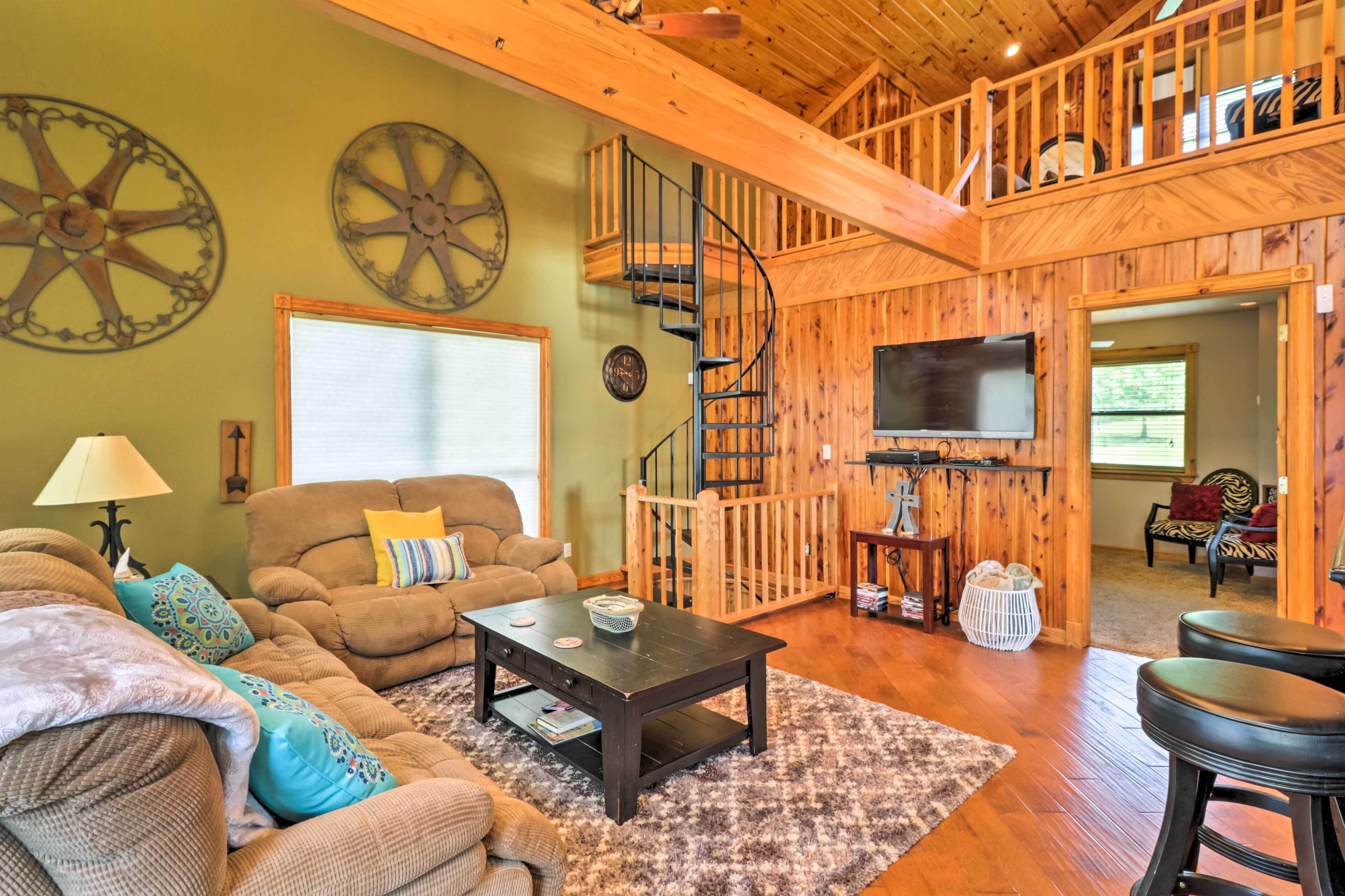 Rustic Lamar Cabin w/ Deck & Private Hot Tub