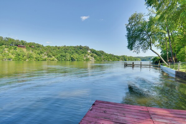 Ein ruhiger See mit einem hölzernen Steg, der ins Wasser führt.