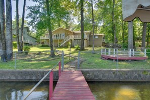 Interior - Deck, Dock & Resort Amenities: Home in Hot Springs (Hot Springs)