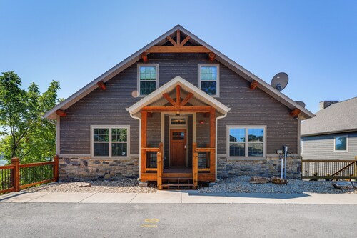 Luxe Table Rock Lake Vacation Rental With Hot Tub!