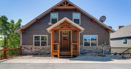 Luxe Table Rock Lake Vacation Rental With Hot Tub!