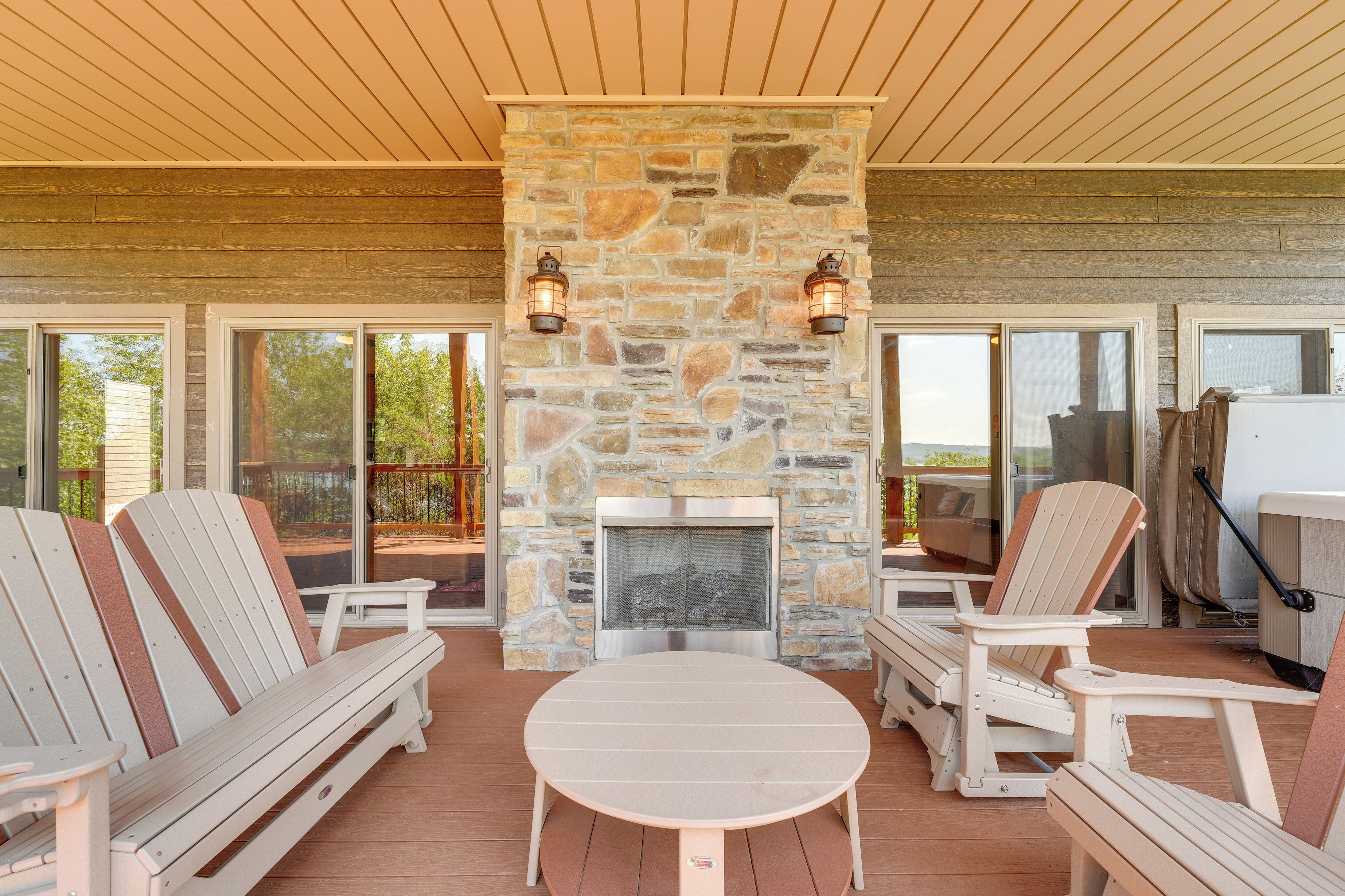 Luxe Table Rock Lake Vacation Rental With Hot Tub!