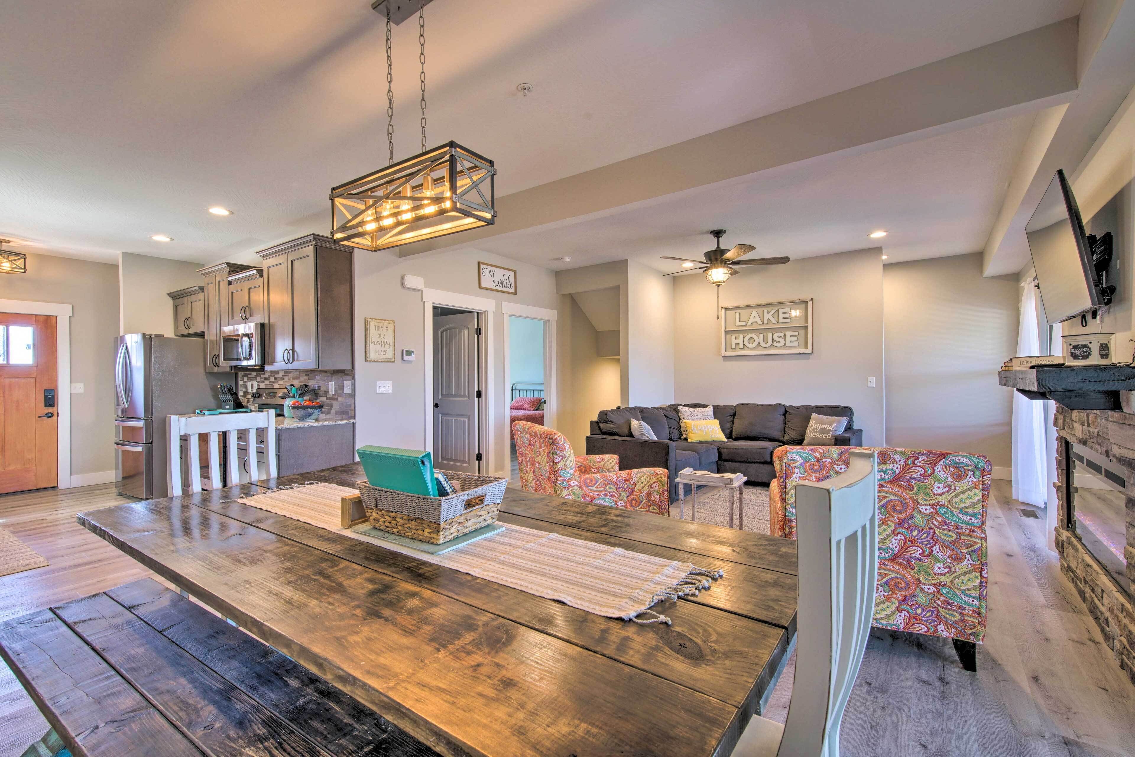 Lampe Retreat w/ Pool Access - Walk to Lake!