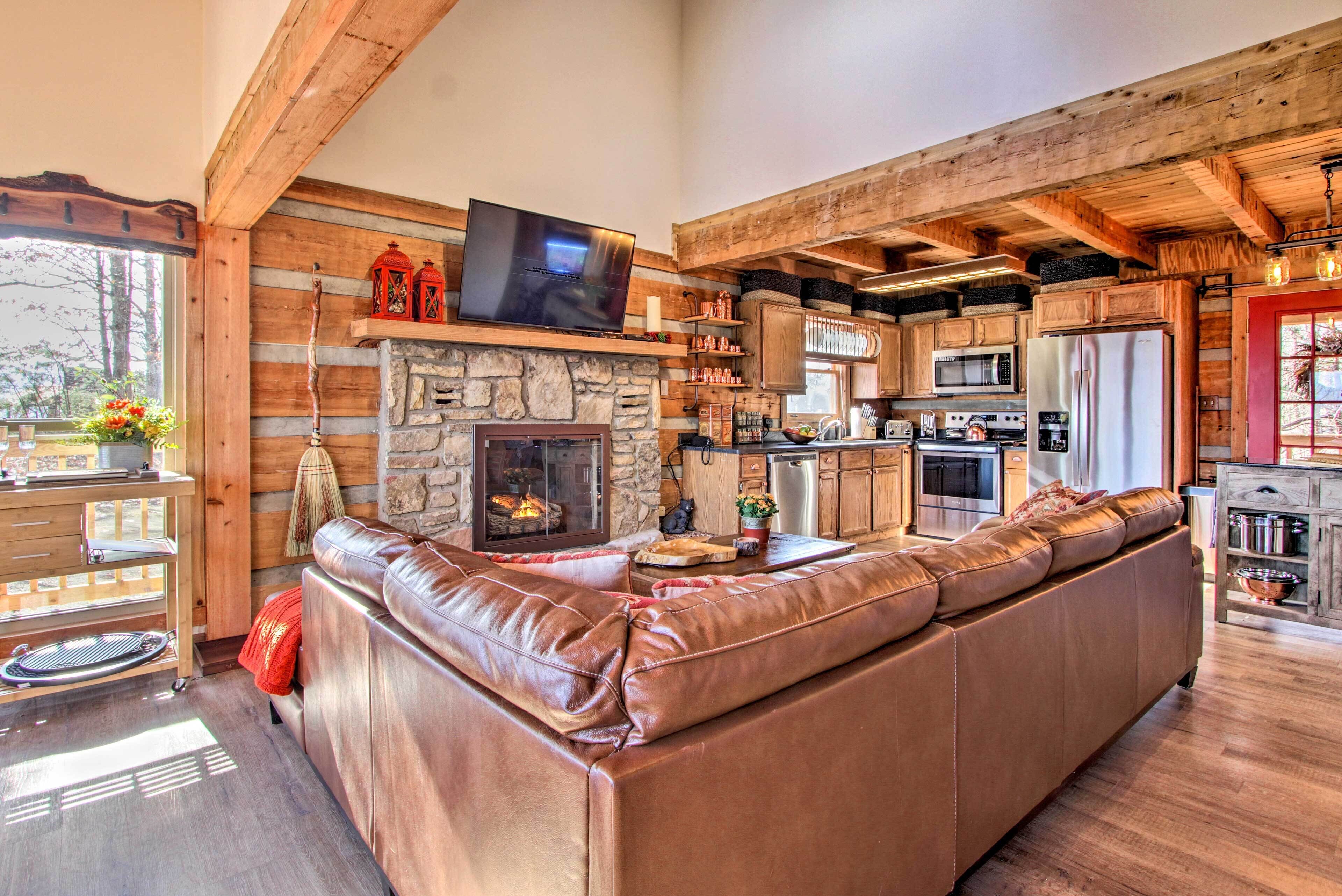 Luxe Gatlinburg Cabin W/panoramic Views & Hot Tub!