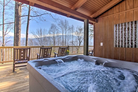 Casa (3 Bedrooms) | Parte interna. Panoramic-view Gatlinburg Cabin w/ Private Hot Tub