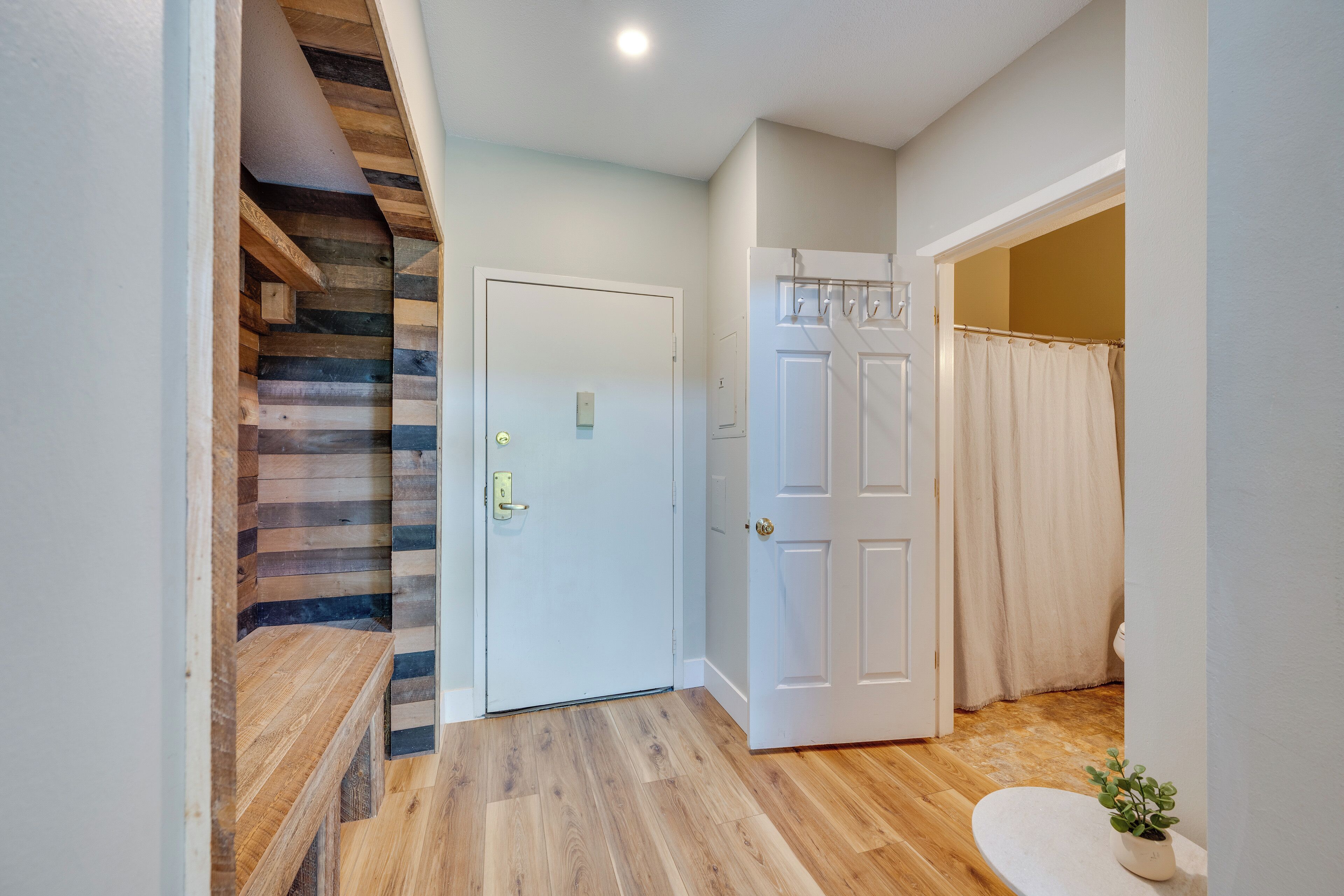 Lincoln Condo w/ Resort Amenities & Mountain Views