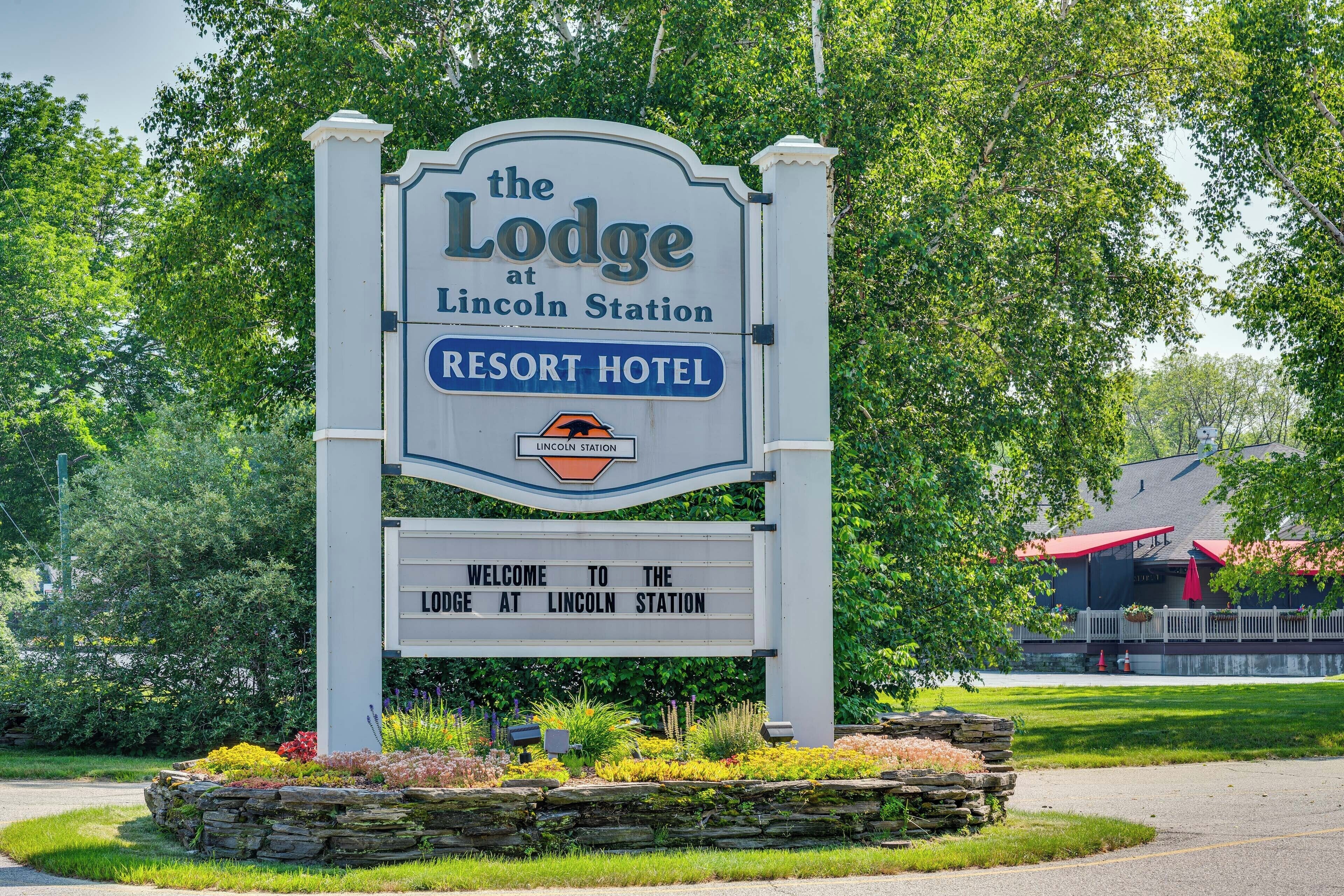 A sign for The Lodge at Lincoln Station Resort Hotel.