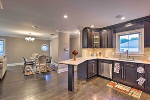 Apartment (3 Bedrooms) | Interior - 25 Mi to Nyc: Walkable Long Island Apt w/ Balcony (Glen Cove)