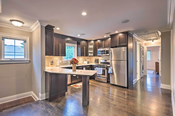 Apartment (3 Bedrooms) | Interior - 25 Mi to Nyc: Walkable Long Island Apt w/ Balcony (Glen Cove)