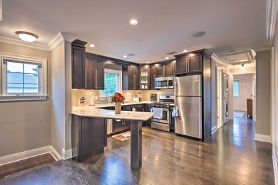 25 Mi to Nyc: Walkable Long Island Apt w/ Balcony