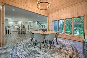 House (6 Bedrooms) | Interior