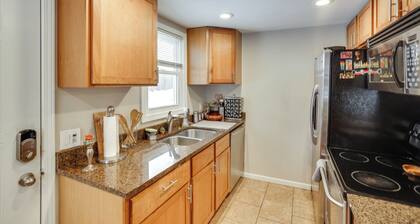 8 Mi to Downtown: Convenient Minneapolis Home