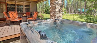 Modern-rustic Ronald Getaway: Hot Tub, Grill!