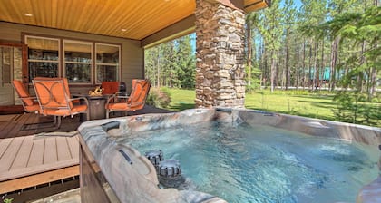 Modern-rustic Ronald Getaway: Hot Tub, Grill!