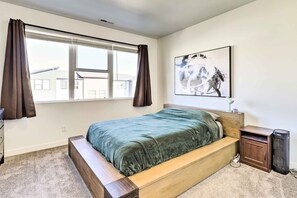 4 bedrooms, laptop workspace, iron/ironing board, bed sheets - Modern Townhome - 8 Mi to Thanksgiving Point! (American Fork)