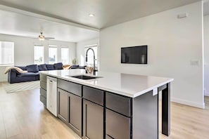 Interior - Modern Townhome - 8 Mi to Thanksgiving Point! (American Fork)