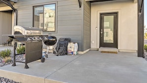 A modern house with a barbecue grill and a grill cart outside. - Modern Townhome - 8 Mi to Thanksgiving Point! (American Fork)