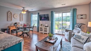 TV, books - Missouri Retreat ~ 4 Mi to the Branson Strip! (Branson)