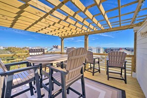 Apartment (4 Bedrooms) | Front of property - Modern Home w/ Rooftop Deck, Walk to Beach! (Carolina Beach)