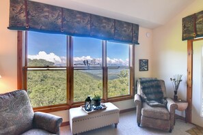 Interior - Mountain-view Blue Ridge Condo: 36 Mi to Asheville (Burnsville)