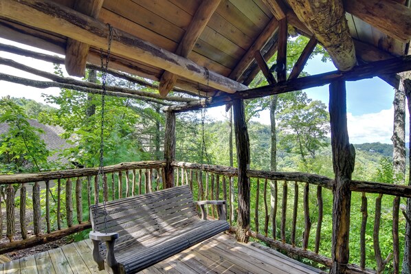 Interior - Mountain-view Blue Ridge Condo: 36 Mi to Asheville (Burnsville)