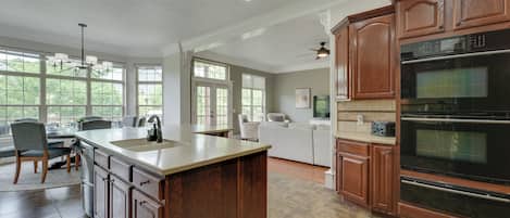 House (6 Bedrooms) | Interior