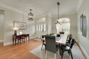 House (6 Bedrooms) | Interior