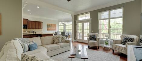 Hus (6 Bedrooms) | Opholdsområde | Pejs, bordtennisbord, bøger