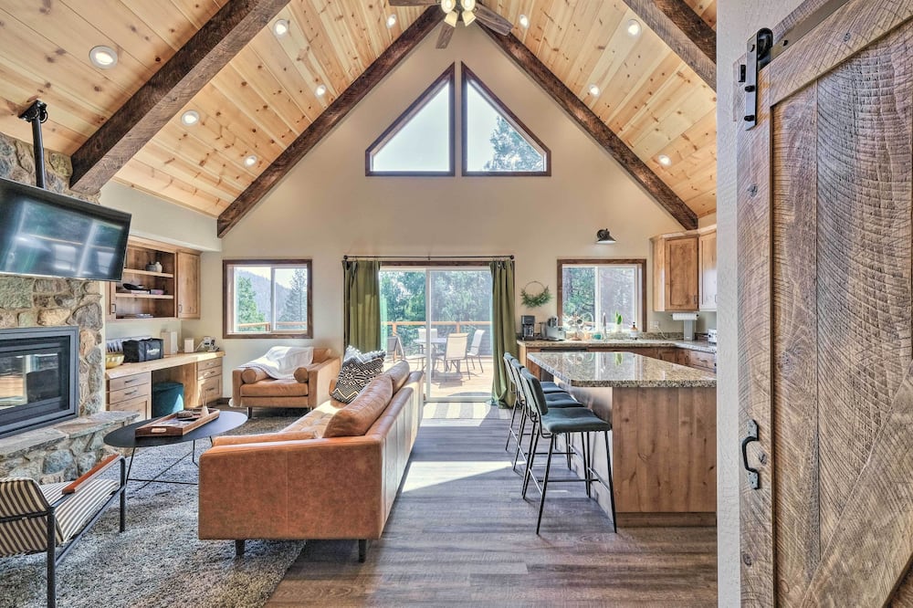 Luxury Retreat: Custom Mi-wuk Village Cabin! - Long Barn