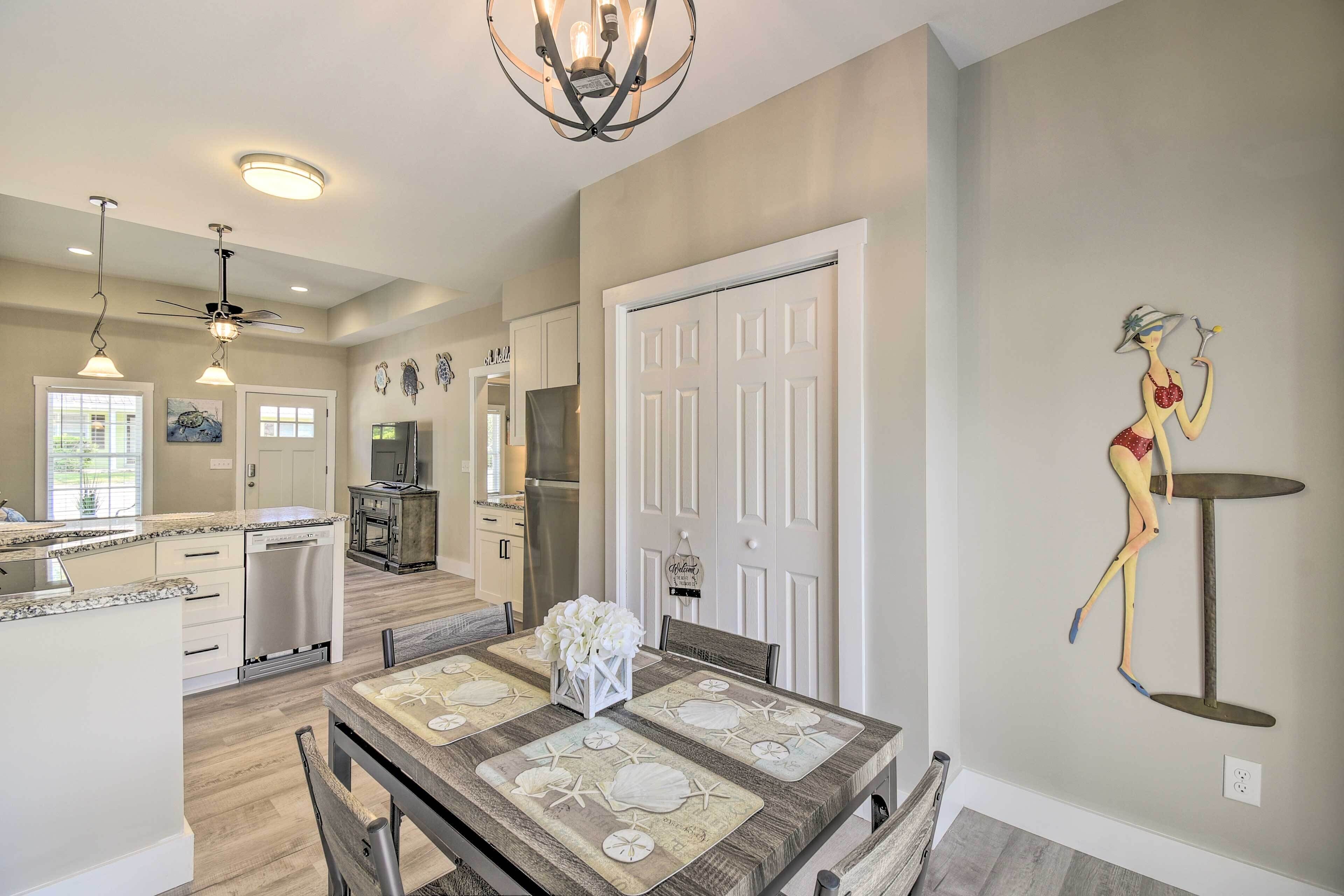 Ocean Isle Beach Home w/ Shared Lanai & Grill