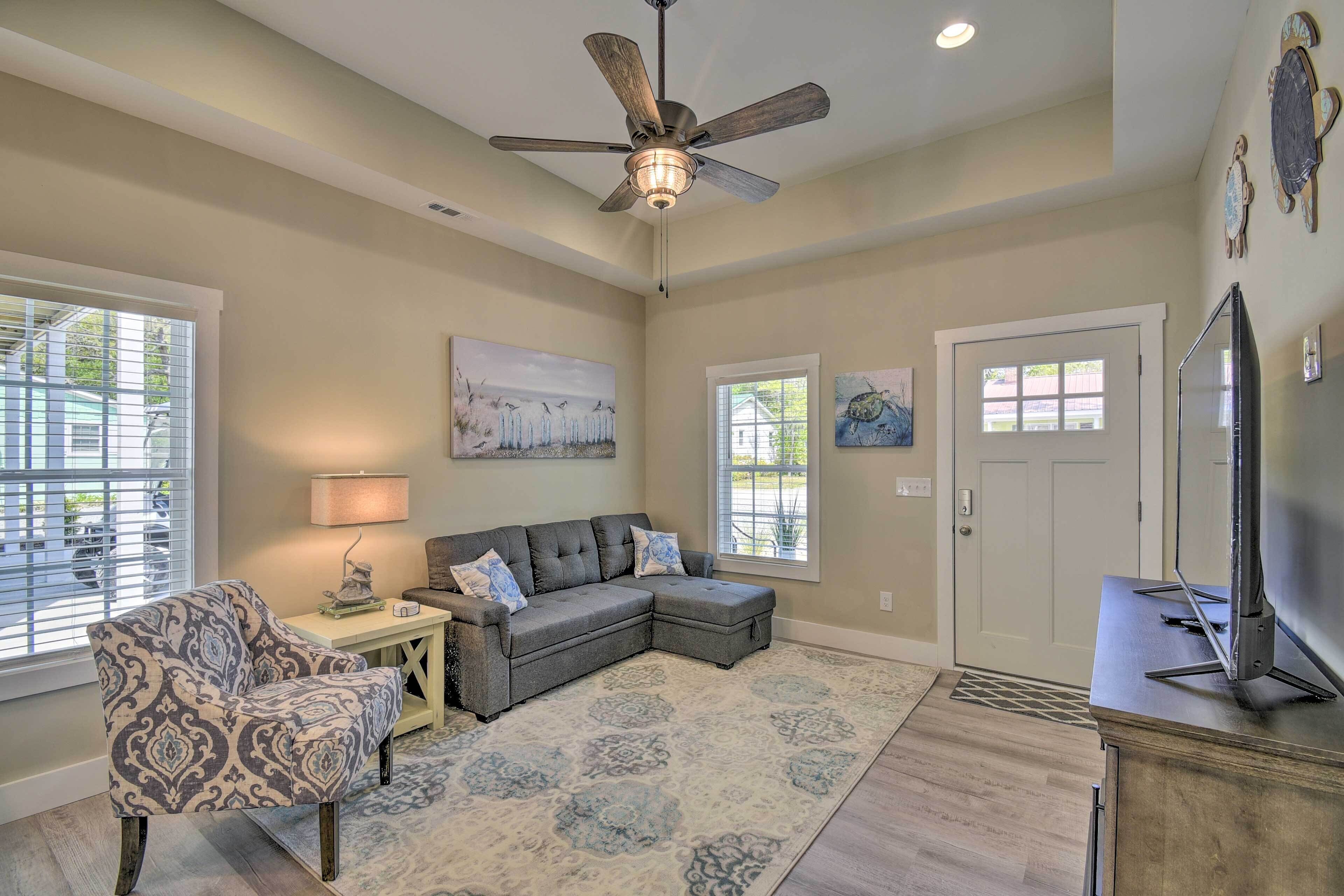 Ocean Isle Beach Home w/ Shared Lanai & Grill